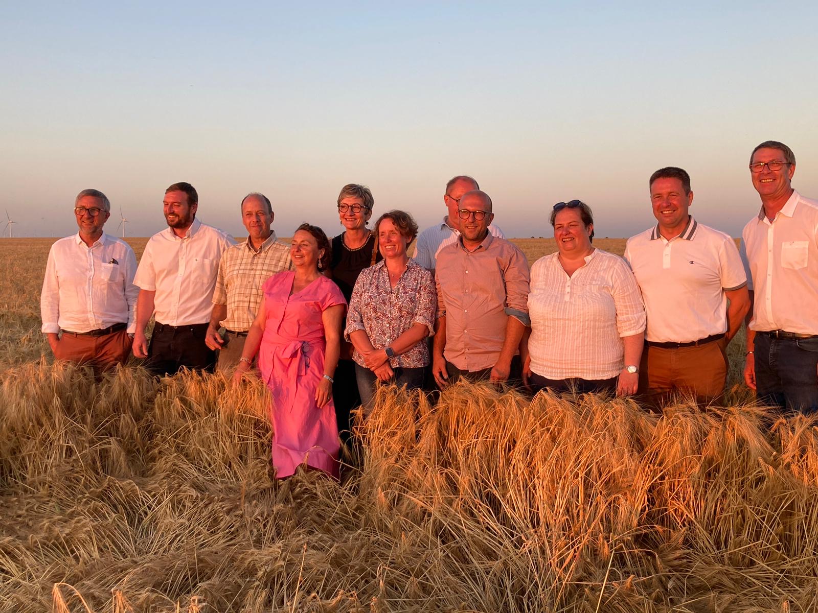 Groupe d’agriculteurs de la coopérative Sainfolia engagés dans la relance du sainfoin en France.