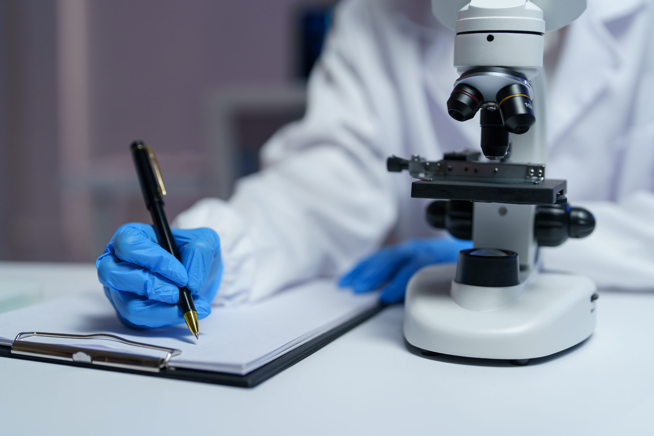 Scientifique en laboratoire analysant des échantillons de sainfoin Equifolia® pour évaluer ses bénéfices nutritionnels et digestifs sur les chevaux.
